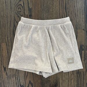 ALO Yoga Women's Tan muse Shorts